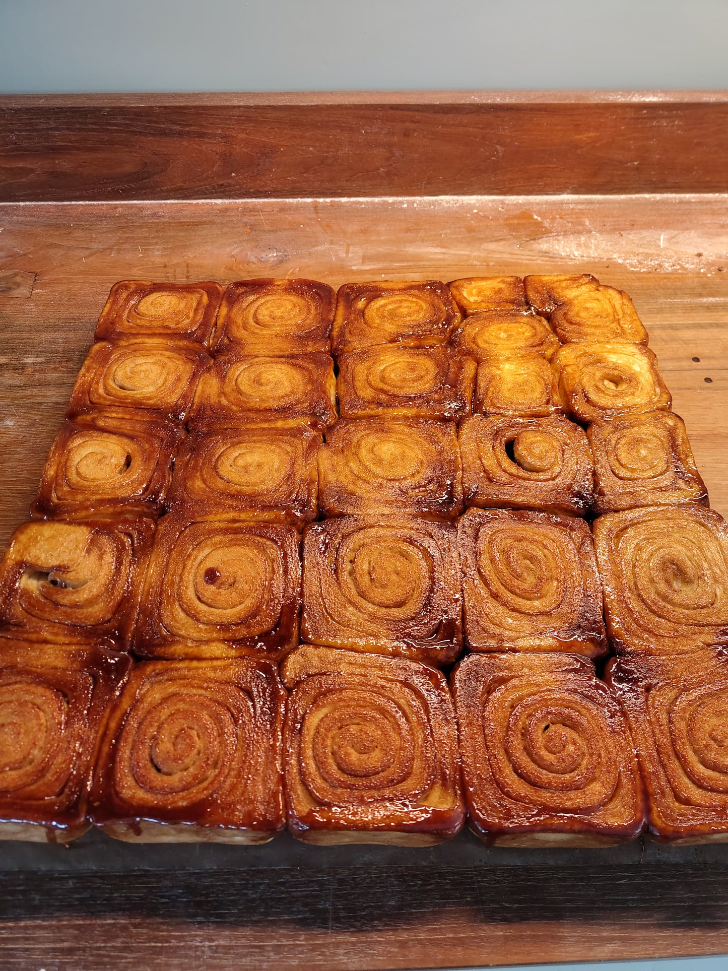 sticky cinnamon roll op plaat