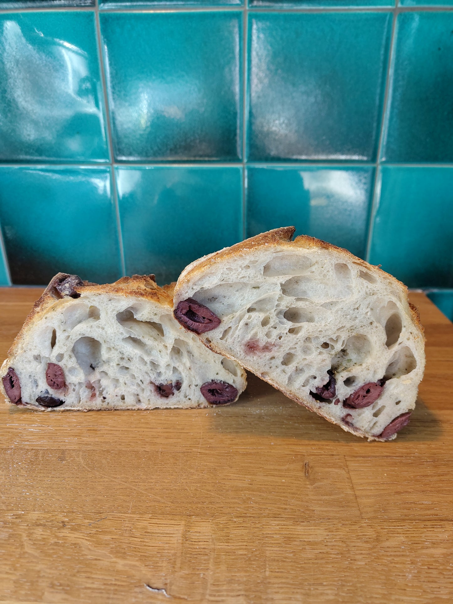 Olijvenbrood met kalamata olijven - binnenkant