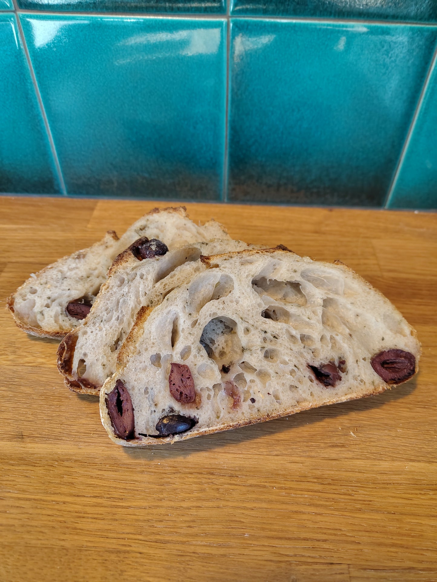 Olijvenbrood met kalamata olijven - drie plakken