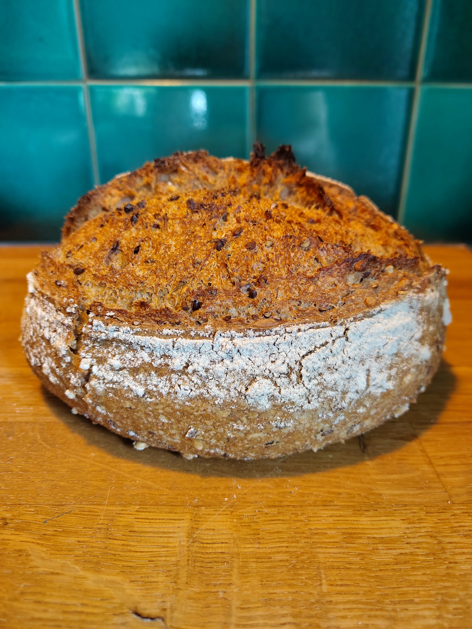 Volkorenbrood met zaden en pitten zijkant