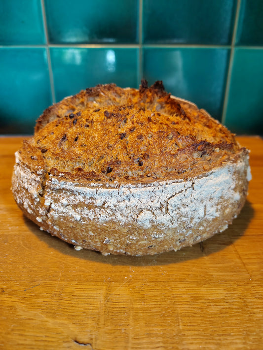 Volkorenbrood met zaden en pitten zijkant