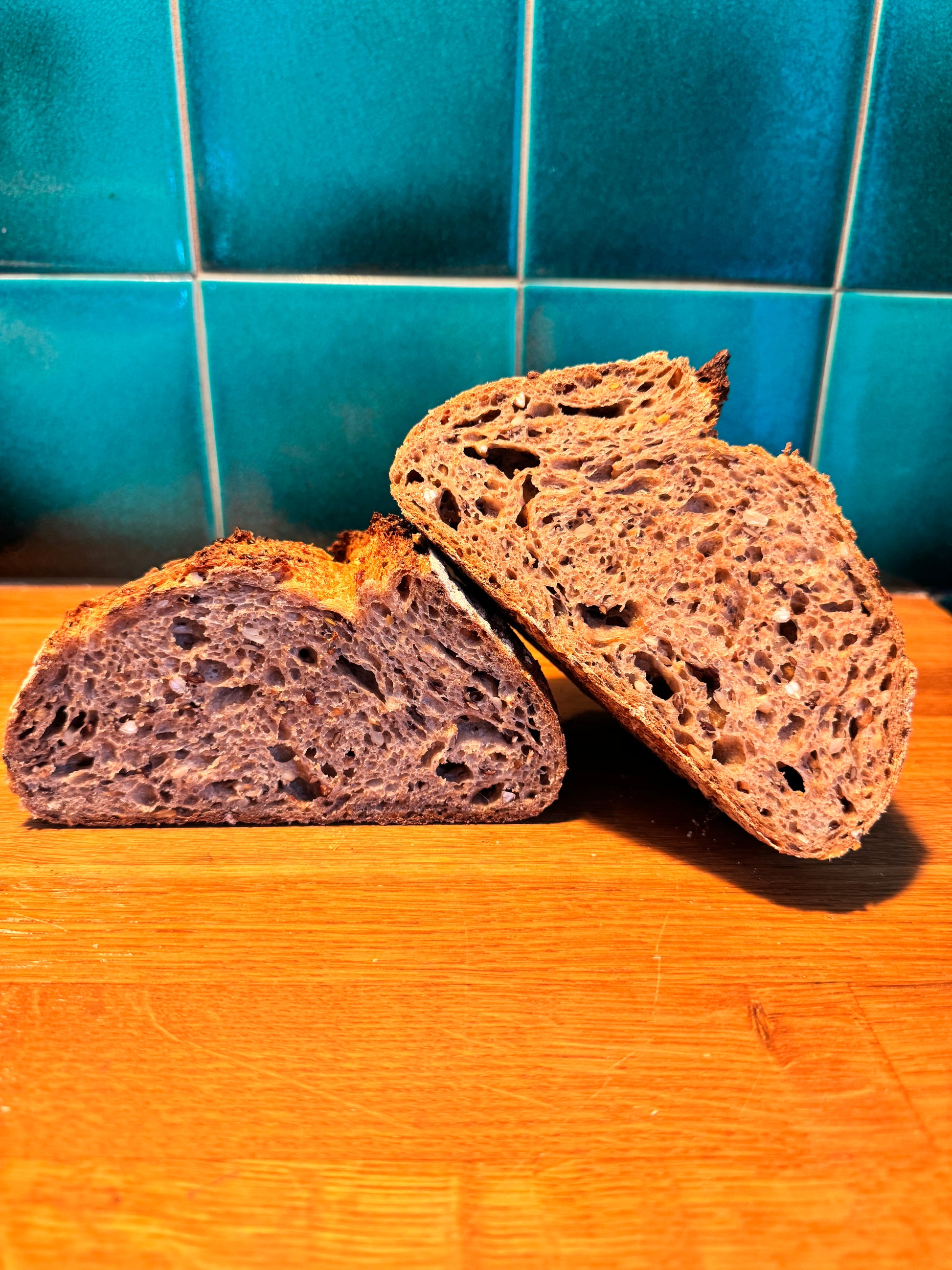 Volkorenbrood met zaden en pitten binnenkant