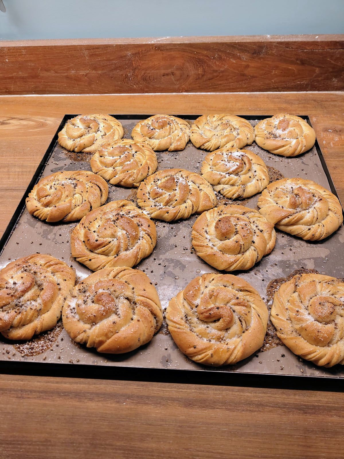 Kardemombroodjes op plaat